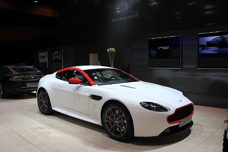 Der Aston Martin Carbon White und der...