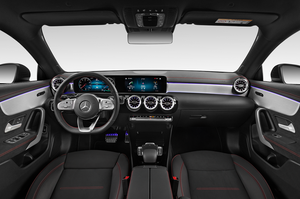 Mercedes CLA Shooting Brake (Baujahr 2022) 250 e AMG Line 5 Türen Cockpit und Innenraum