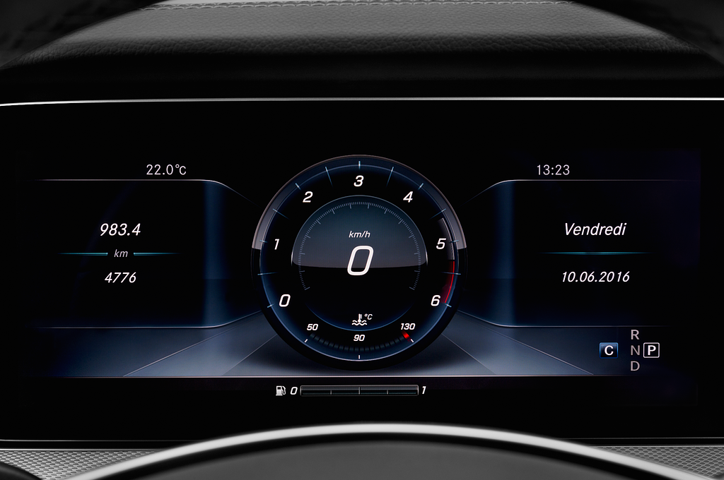 Mercedes E Class (Baujahr 2021) Avantgarde 4 Türen Tacho und Fahrerinstrumente