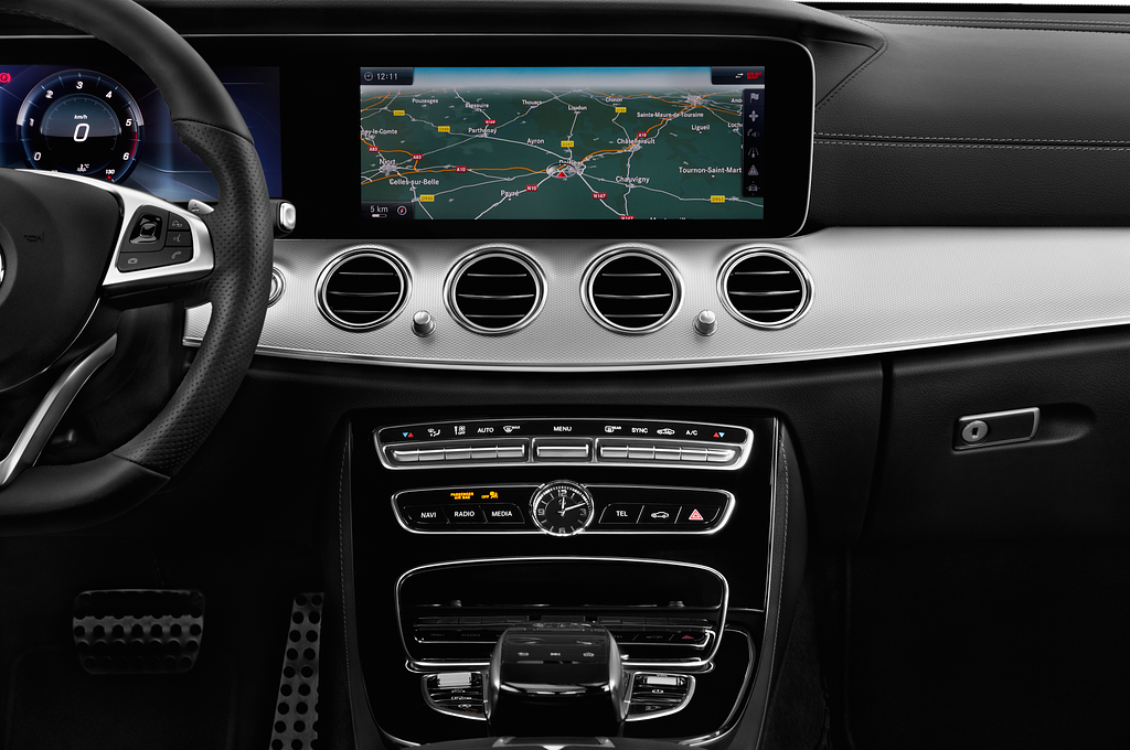 Mercedes E Class (Baujahr 2021) Avantgarde 4 Türen Mittelkonsole