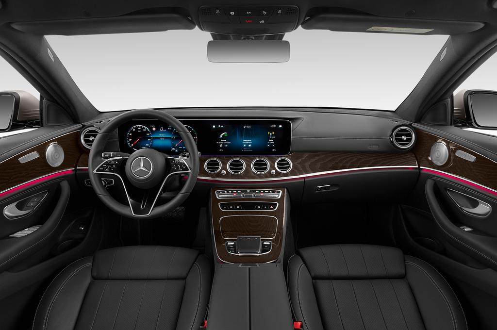 Mercedes E Class (Baujahr 2022) - 4 Türen Cockpit und Innenraum