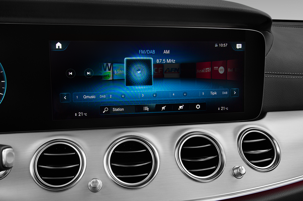 Mercedes E Class (Baujahr 2021) AMG Line 5 Türen Radio und Infotainmentsystem