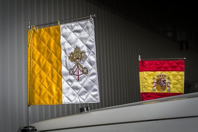 Auf der Motorhaube wehten die Fahnen Spaniens und des Vatikabs
