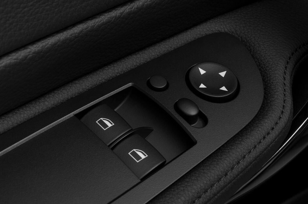 BMW 1 Series (Baujahr 2010) 135i 2 Türen Bedienungselemente Tür