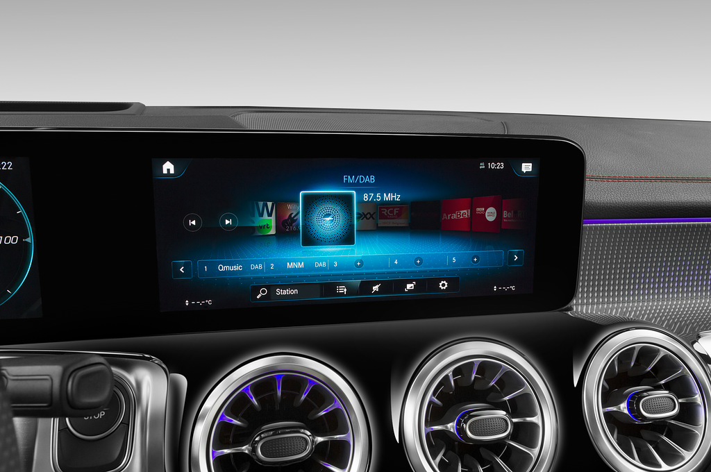 Mercedes EQB (Baujahr 2022) 300 AMG Line 5 Türen Radio und Infotainmentsystem