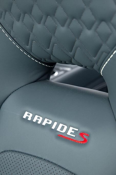 Edles Leder mit Rapid-S-Emblem