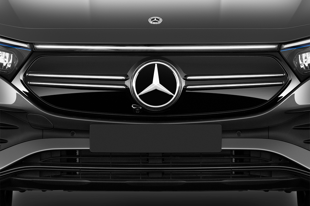 Mercedes EQB (Baujahr 2022) 300 AMG Line 5 Türen Kühlergrill und Scheinwerfer