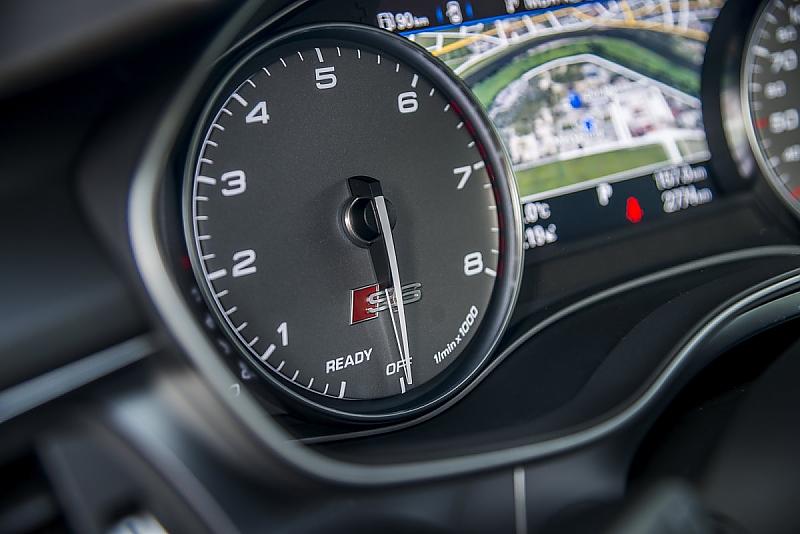 Audi S6 Limousine - zwischen den Runduhren gibt es eine Navigationskarte