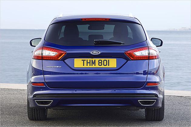 Die Heckansicht erinnert noch an den bisherigen Mondeo