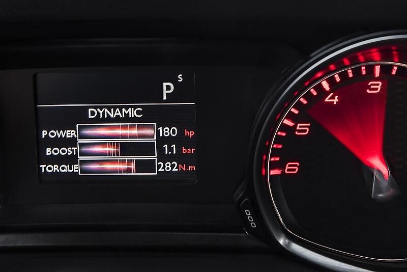 Die Anzeigen im Armaturenbrett zeigen sportliche Werte im Peugeot 308 GT