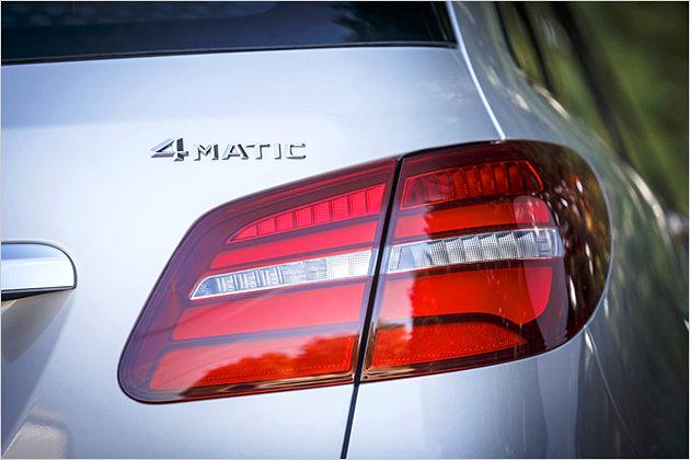 Gleich drei neue Allradvarianten spendiert Mercedes der B-Klasse zum Modelljahr 2015