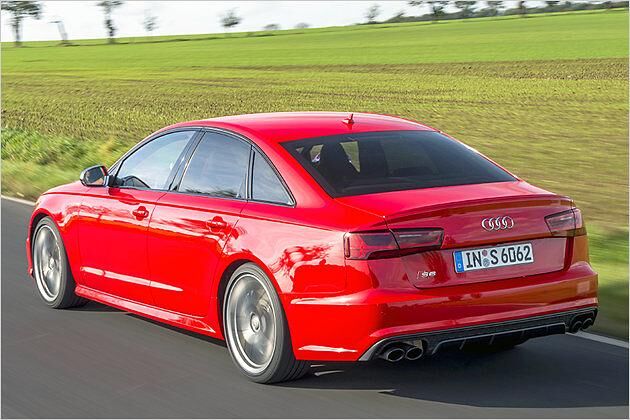 Dem Vierliter-V8 soll eine Zylinderabschaltung helfen, Sprit zu sparen. Im Teillastbetrieb läuft das Aggregat nur auf vier Töpfen