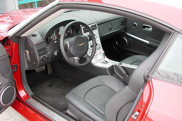 Tief und verlockend: Der Einstieg zum Chrysler Crossfire Coupé