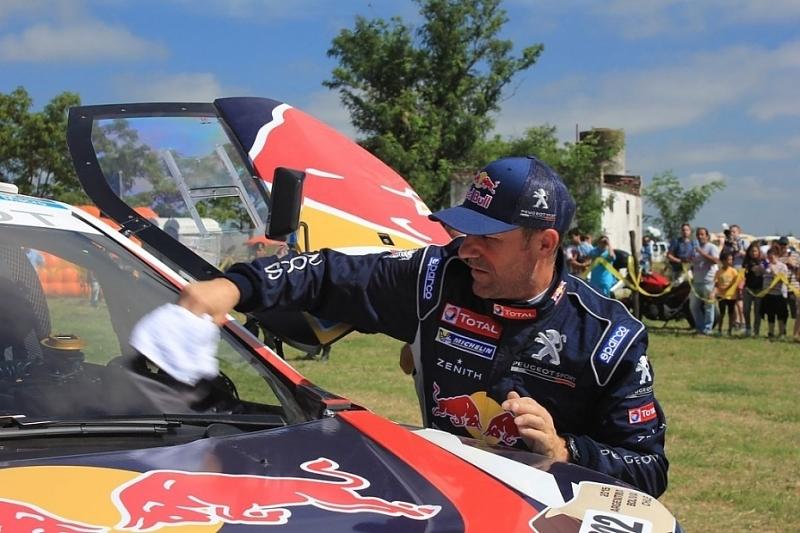Stephane Peterhansel legt selbst Hand an.