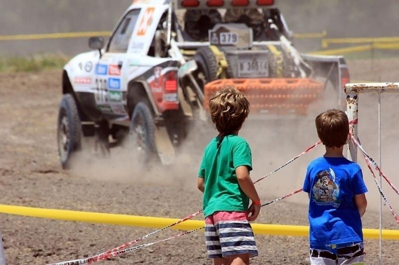 Auch für die Kleinen ein riesen Spektakel: die Dakar 2015.