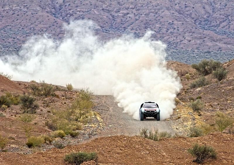 Schon früh auszumachen: Die Teilnehmer der Rallye Dakar.