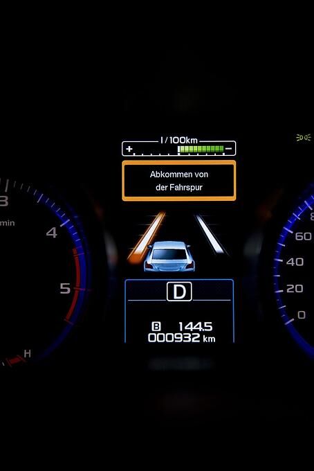 Auch der Spurhalte-Assistent hilft dem Fahrer