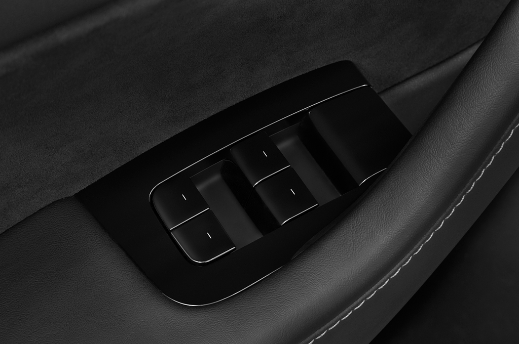 Tesla Model Y (Baujahr 2021) Long Range AWD 5 Türen Bedienungselemente Tür