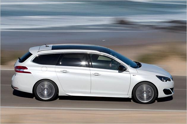 Äußerlich bleibt das Sportmodell, das es mit einem 205-PS-Benziner und mit 181-PS-Diesel gibt, dezent