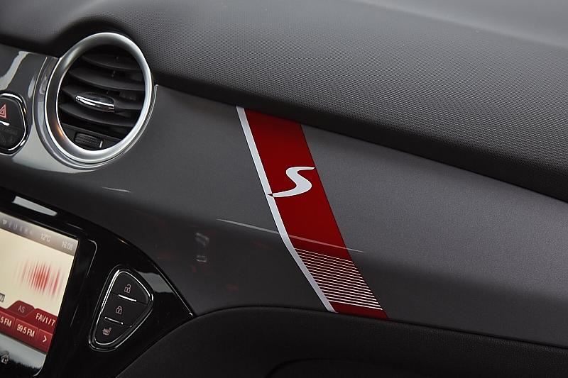 Auch im Inneren des Opel Adam S ist das S-Logo unübersehbar