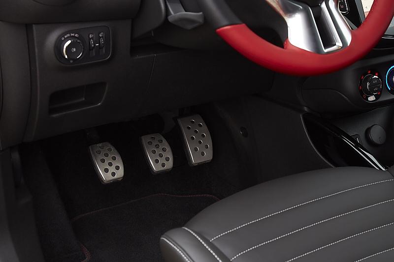 Sportlich gestylte Pedalerie im Opel Adam S