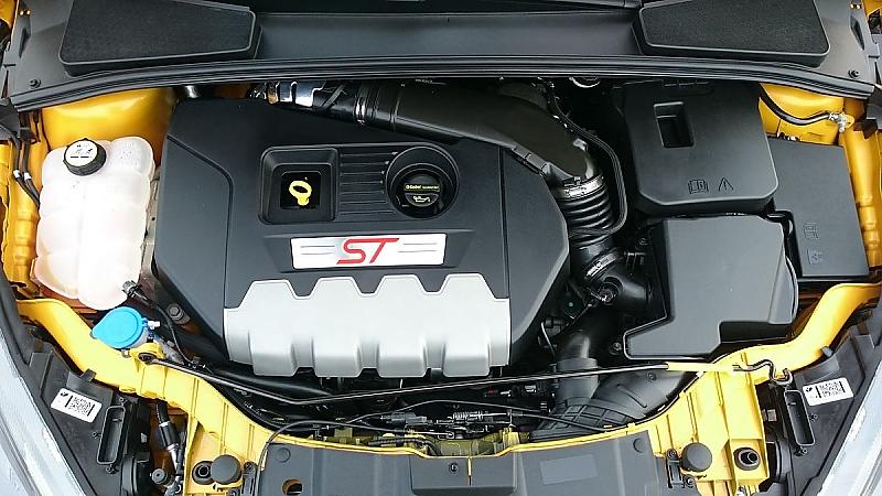 Im Benziner arbeitet ein ebenfalls 2,0 Liter großer Vierzylinder.