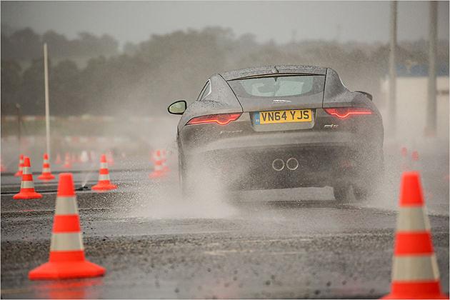 Mehr Traktion gibt es im F-Type ab Frühjahr 2015