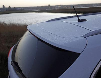 Das geräumige Heck ziert ein schicker Spoiler. 