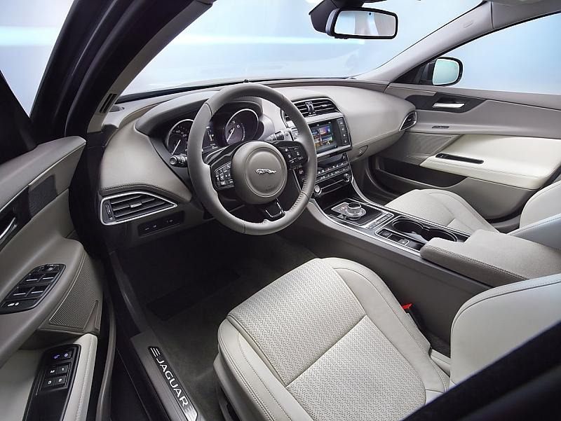 Der Innenraum des Jaguar XE Jahrgang 2015