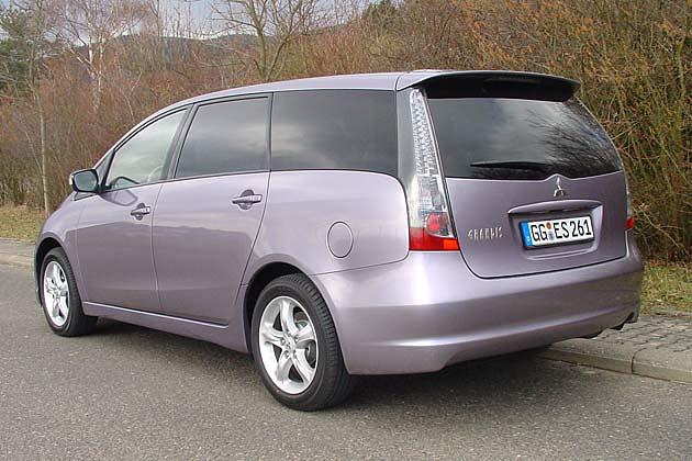 Ein kleiner Dachspoiler mit integrierter dritter Bremsleuchte ist Serie