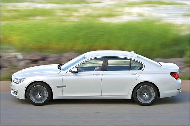 Von außen präsentiert sich die Oberklasse-Limousine nur äußerst dezent verändert