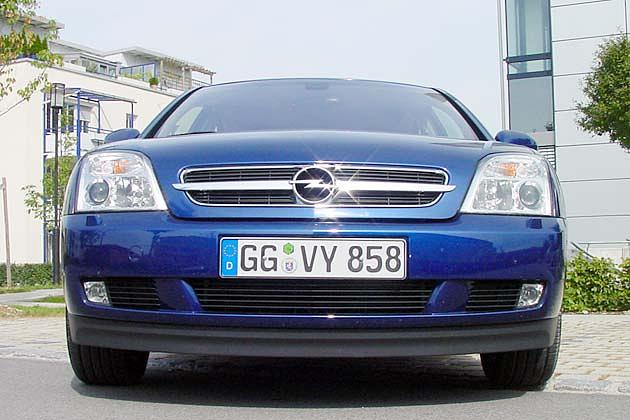 Die querliegende Chromleiste im Grill kennzeichnet die neueren Opel-Modellgenerationen