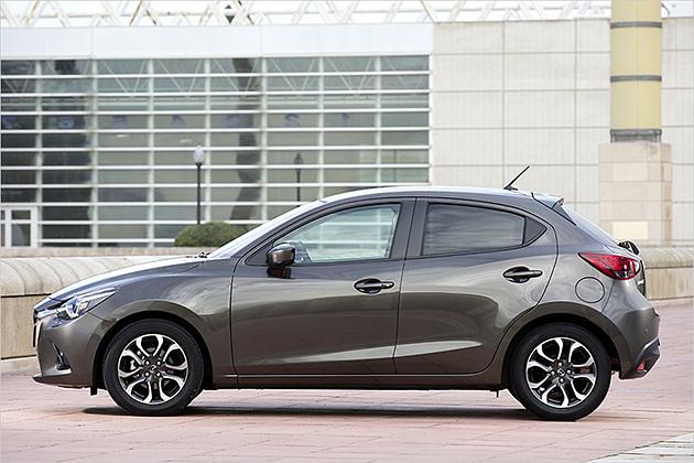 Die manuelle Fünfgang-Schaltung verleiht dem komfortabel gefederten Mazda 2 einen agilen Charakter