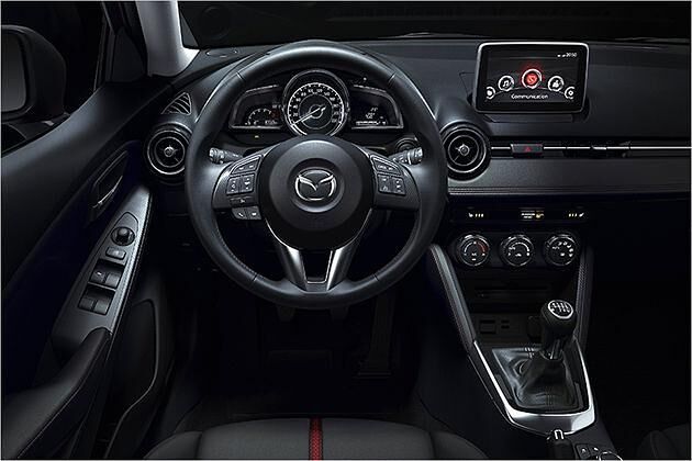 Das neue Cockpit des Mazda 2 ist um einiges schicker als das des Vorgänger. Das Hartplastik-Armaturenbrett ist geblieben