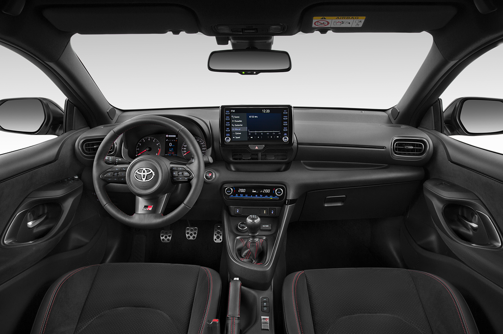 Toyota Yaris (Baujahr 2021) GR 3 Türen Cockpit und Innenraum