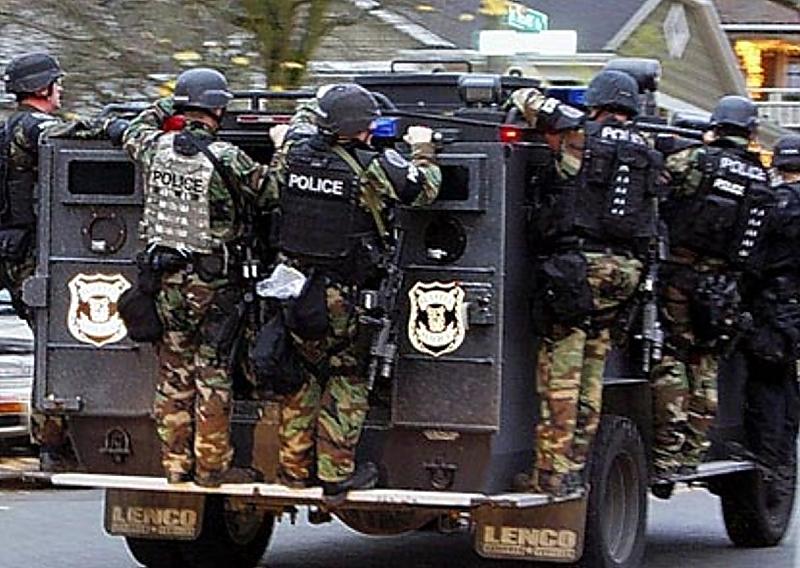 SWAT Teams in den USA mit Panzerfahrzeugen