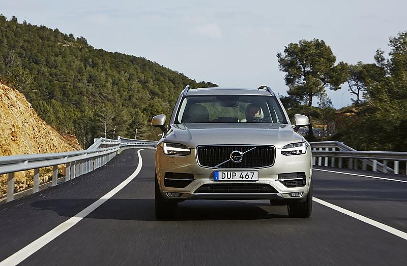 Volvo XC90 T6 - die Front mit den Voll-LED-Scheinwerfer ist einprägsam