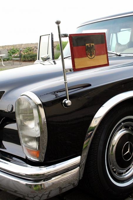 Mercedes 600 Pullman, stilecht mit Standarte