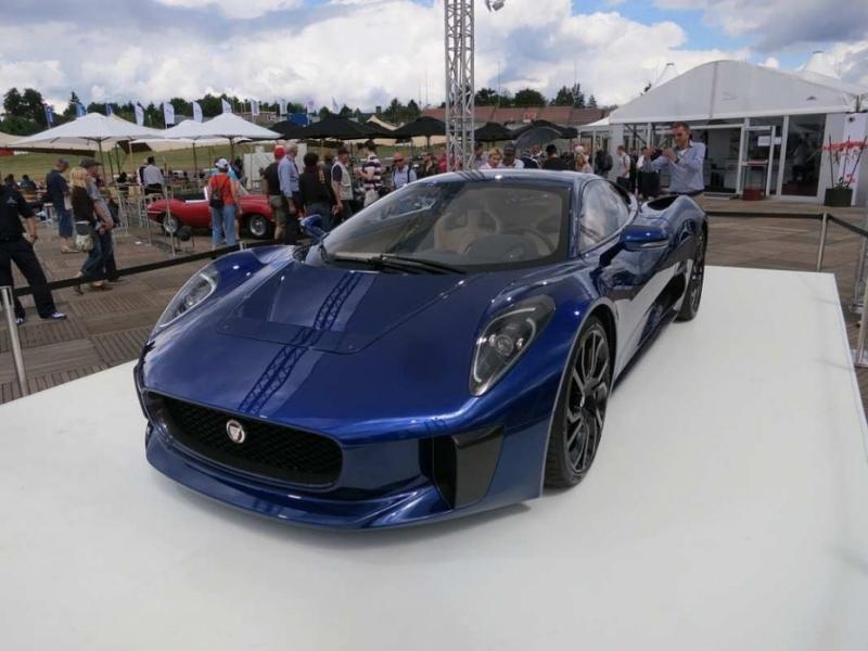 Die bösen Jungs jagen James Bond in seinem Aston Martin DB 10 mit dem Jaguar C-X75 durch die Straßen von Rom