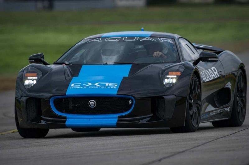 Die aggressive Optik des Jaguar C-X75 passt zu einem Bond-Spektakel