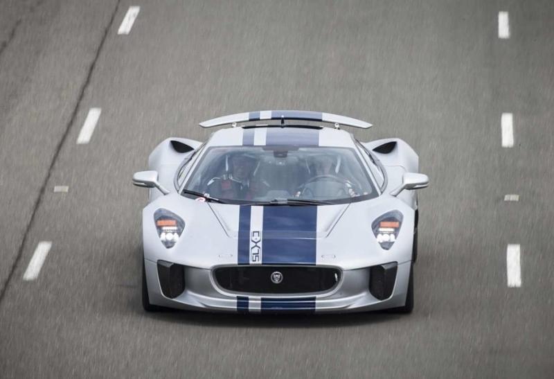 Wenn der Jaguar C-X75 im Rückspiegel auftaucht, wird es auch für Mr. Bond gefährlich