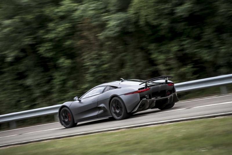 Ein Jaguar C-X75 würde rund 1,5 Millionen Euro kosten. Ob das teure Auto im James-Bond-Film in Flammen aufgeht?