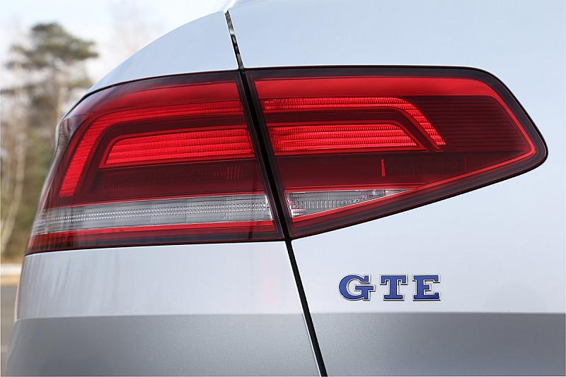 VW Passat GTE - drei neue kleine Buchstaben am Heck