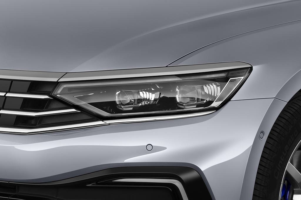 Volkswagen Passat (Baujahr 2020) GTE 5 Türen Scheinwerfer