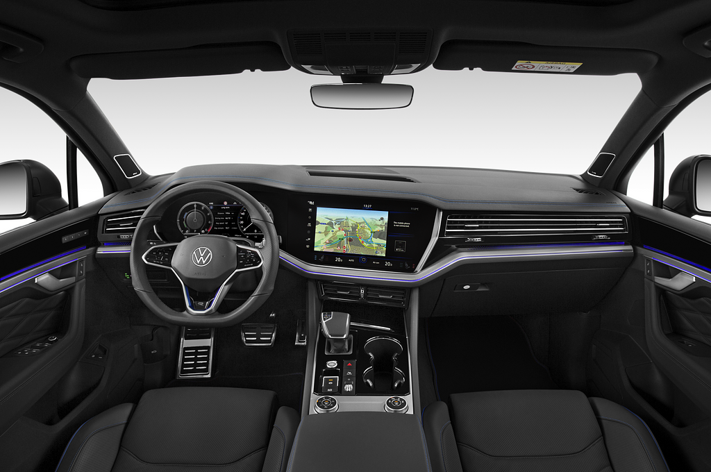 Volkswagen Touareg (Baujahr 2021) R 5 Türen Cockpit und Innenraum