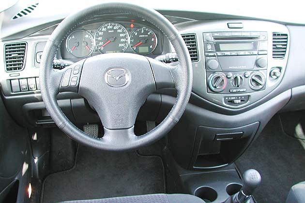 Bereits Serie: Drei-Speichen-Lederlenkrad mit Bedientasten für die Audio-Anlage
