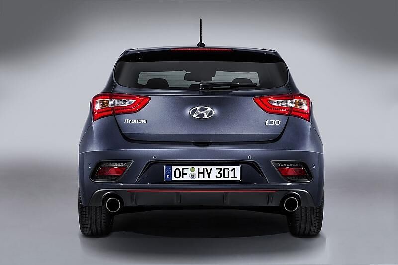 Das Heck des Hyundai i30 Turbo mit zwei Auspuffrohren