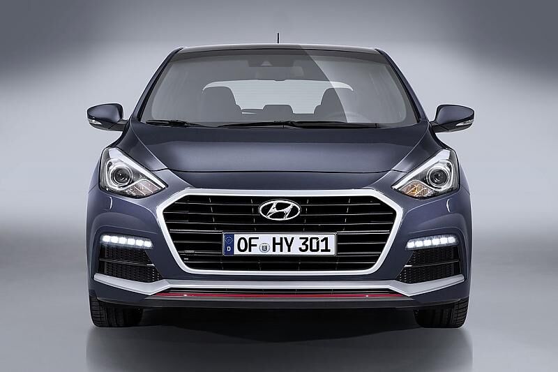 Die Front des Hyundai i30 Turbo unterscheidet sich etwas vom \"normalen\" i30. Der Kühlergrill hat einen Rahmen und schwarze Lamellen.