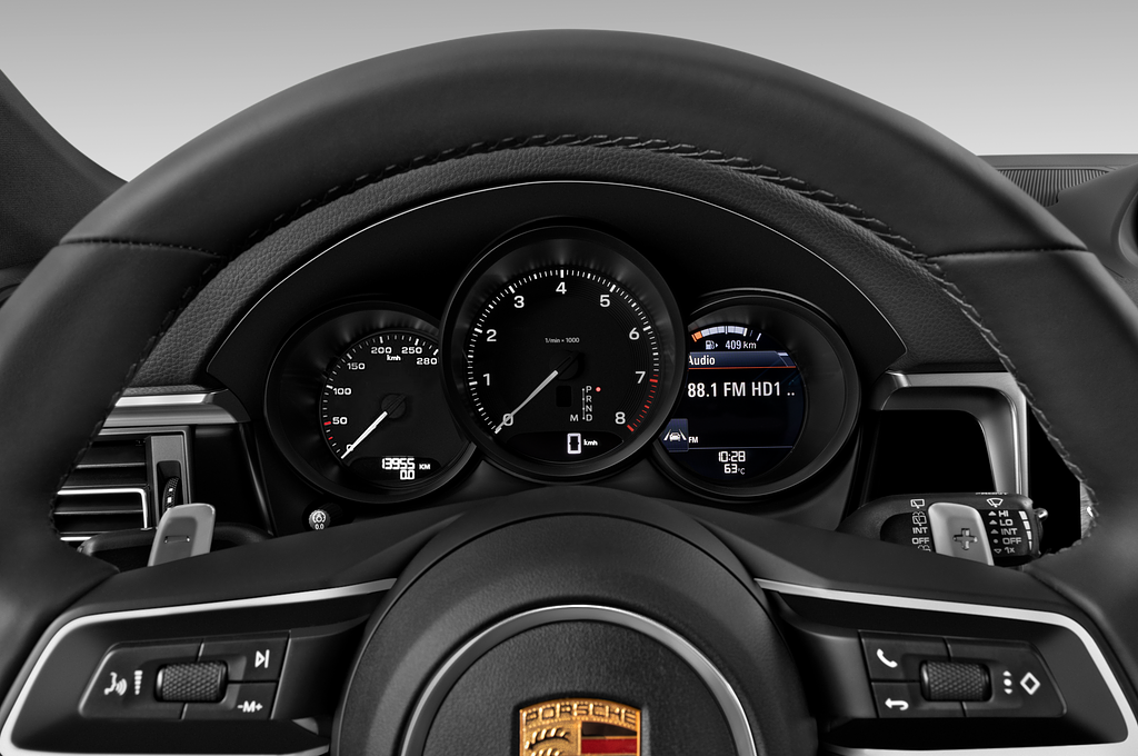Porsche Macan (Baujahr 2022) Base 5 Türen Tacho und Fahrerinstrumente