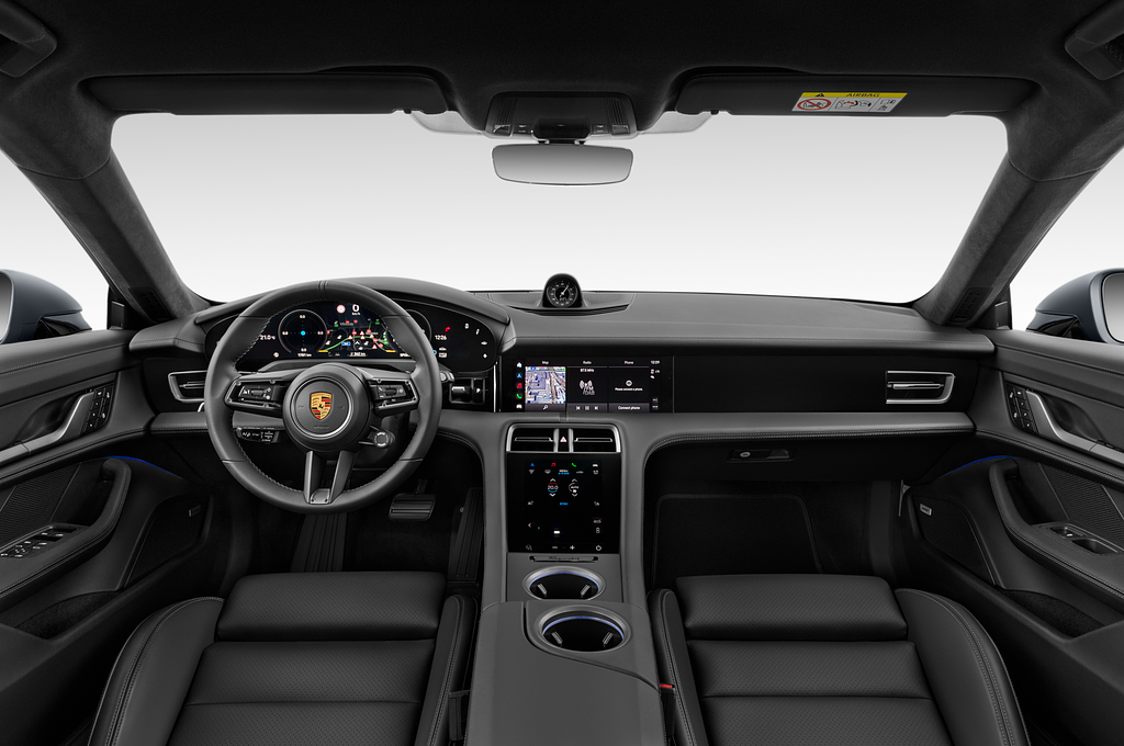 Porsche Taycan (Baujahr 2022) 4S Sport Turismo 5 Türen Cockpit und Innenraum